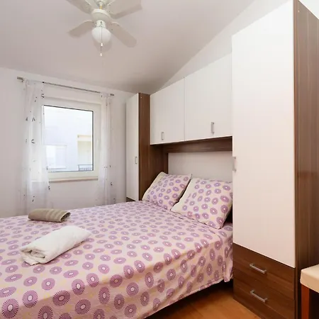 Apartment Stunning In Okrug Gornji Trogir