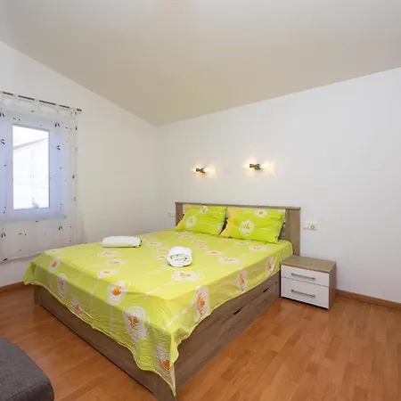 Amazing In Okrug Gornji With Wifi *