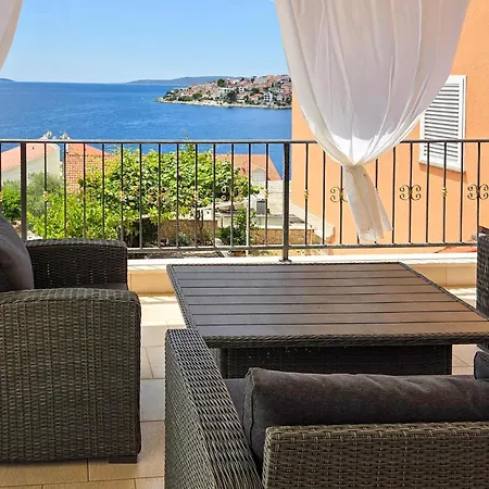 Amazing In Okrug Gornji With Wifi Traù