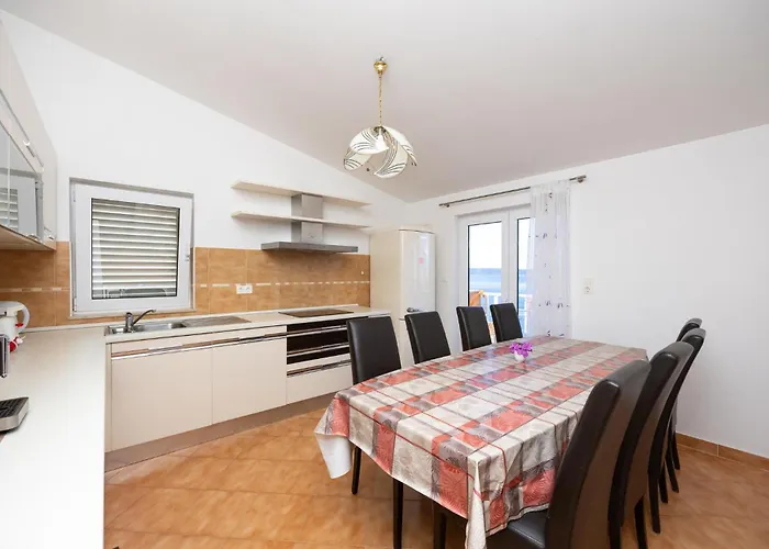 Apartment Stunning In Okrug Gornji