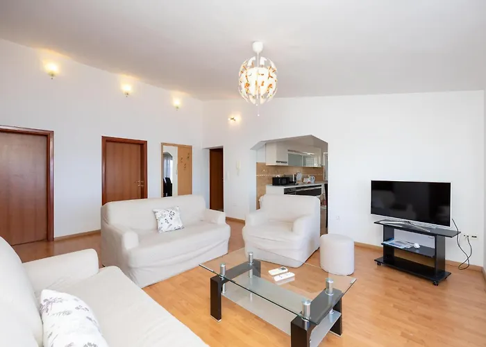 Apartment Stunning In Okrug Gornji