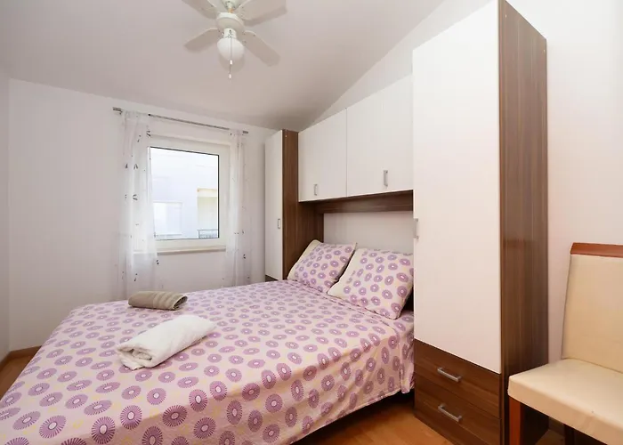 Apartment Stunning In Okrug Gornji Trogir