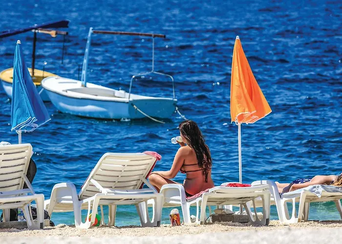 Stunning In Okrug Gornji Apartment *